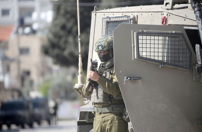 بالفيديو.. جندي إسرائيلي يخنق مصور CNN ويطرحه أرضا ويقول: "أرض الضفة كلها لنا"