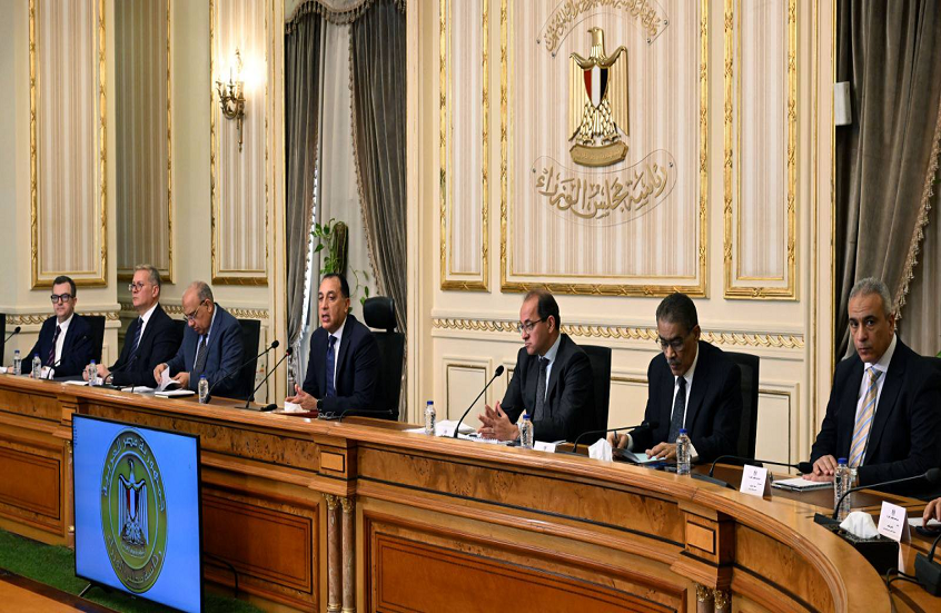 مصر.. رئيس الحكومة يوجه صدمة وبشرى في آن واحد للمواطنين بشأن آثار الحرب