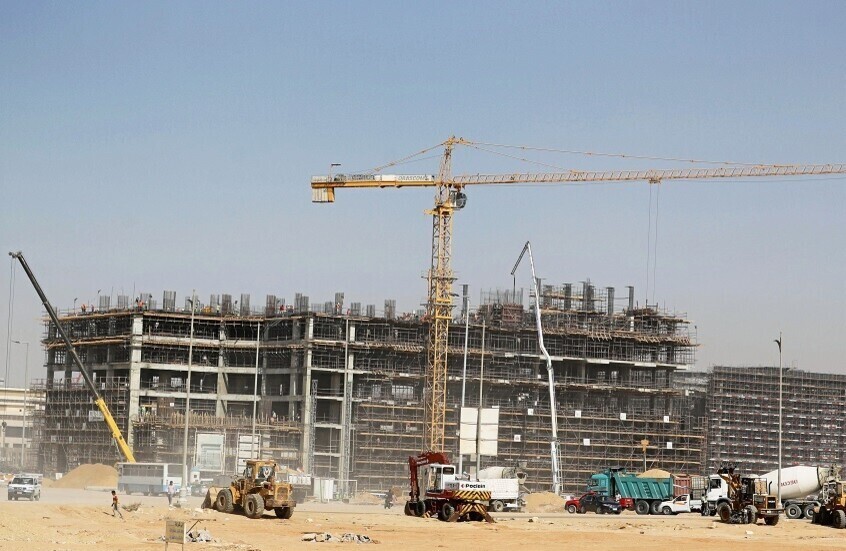 مصر تجمد مشروعات كبرى وتقر العمل عن بعد بسبب الحرب في المنطقة