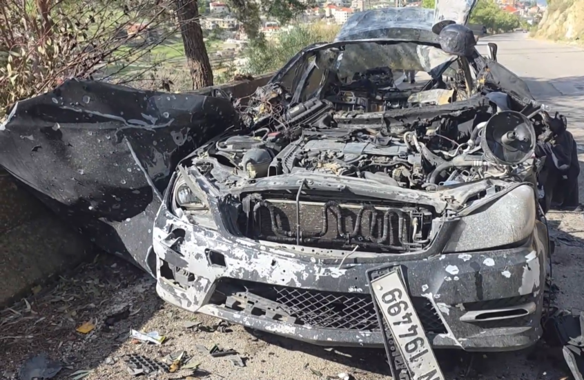 مركبة متفحمة في مكان غارة إسرائيلية استهدفت صحفيين وأسفرت عن مقتلهما جنوب لبنان