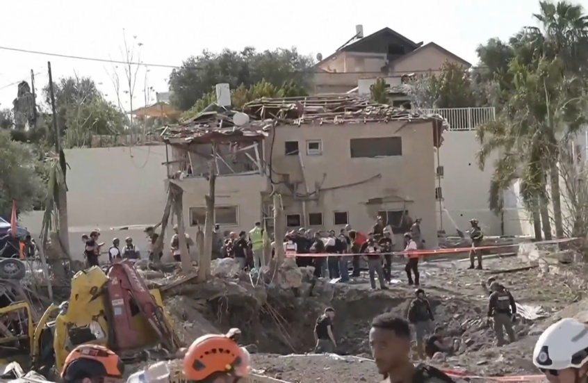 مبان متضررة وحفرة عميقة قرب القدس بعد هجوم صاروخي إيراني