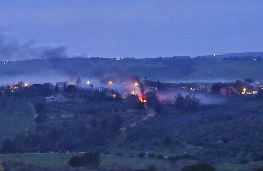 القوات الاسرائيلية تعمد إلى إحراق المنازل بعد توغلها في بلدة عدشيت القصير جنوبي لبنان.