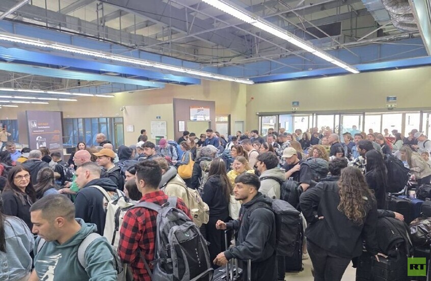 مئات الإسرائيليين عالقون في مطار العقبة بعد إلغاء مفاجئ للرحلات بقرار أردني (فيديو)