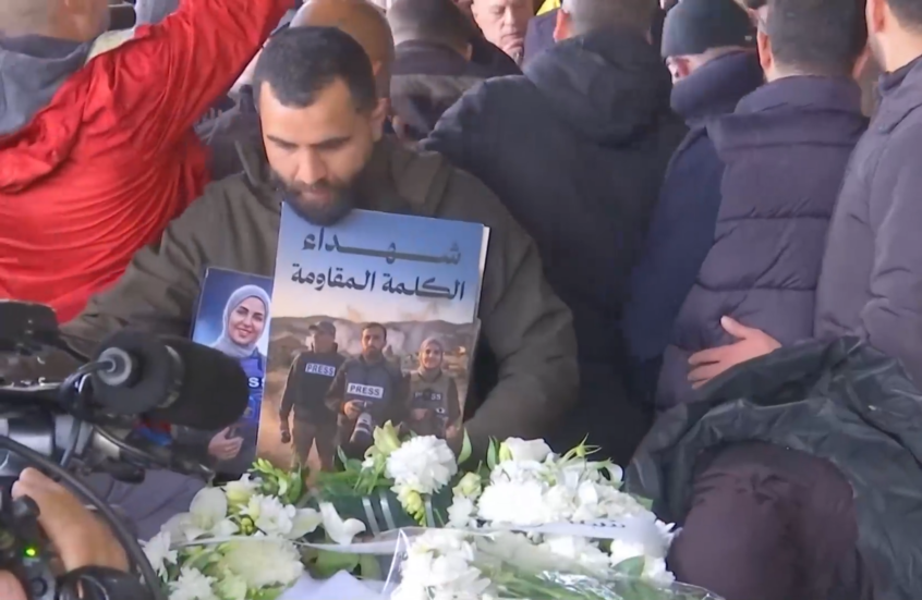 مراسم دفن صحفيين قتلا في غارة جوية إسرائيلية على جنوب لبنان