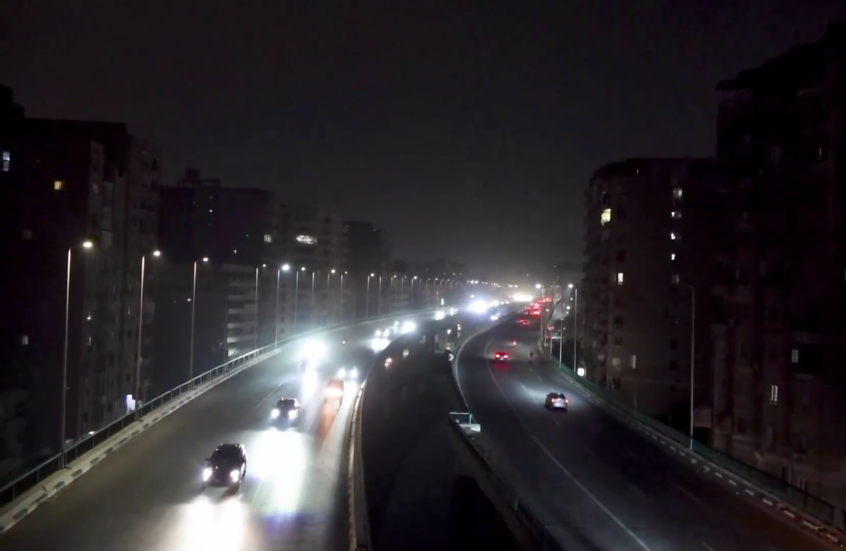 شوارع القاهرة غارقة بالظلام بعد قرار الحكومة المصرية تقنين استخدام الطاقة ليلا بسبب الحرب ضد إيران