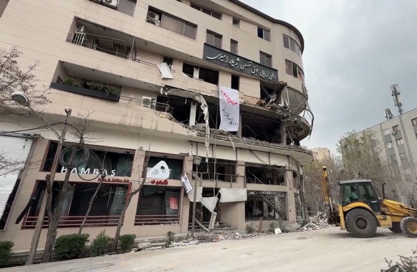 دمار في مبنى تلفزيون "العربي" بطهران إثر غارة إسرائيلية