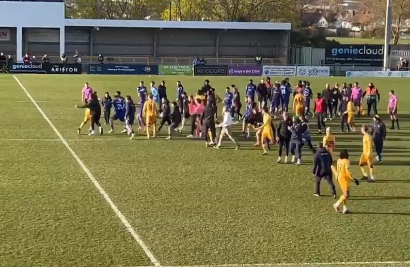 فوضى عارمة.. شجار عنيف بين لاعبي فريقين (فيديو)