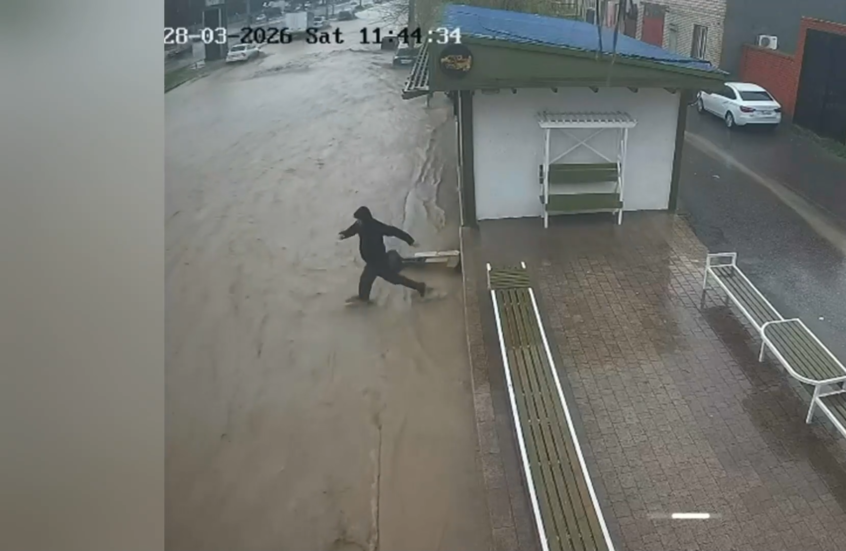 إنقاذ طفلة جرفتها مياه الفيضانات في محج قلعة