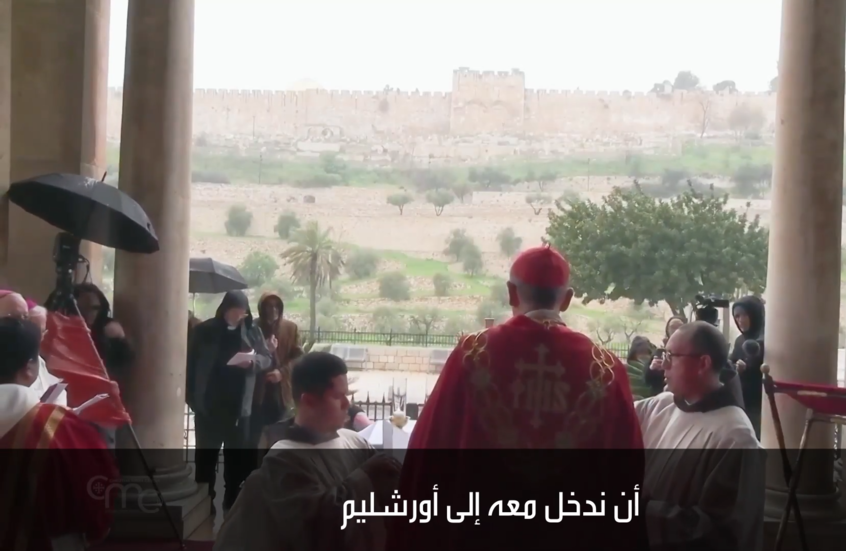 بعد منعه دخول كنيسة القيامة في أحد الشعانين.. بطريرك القدس للاتين يرأس صلاة من أجل السلام أمام القدس