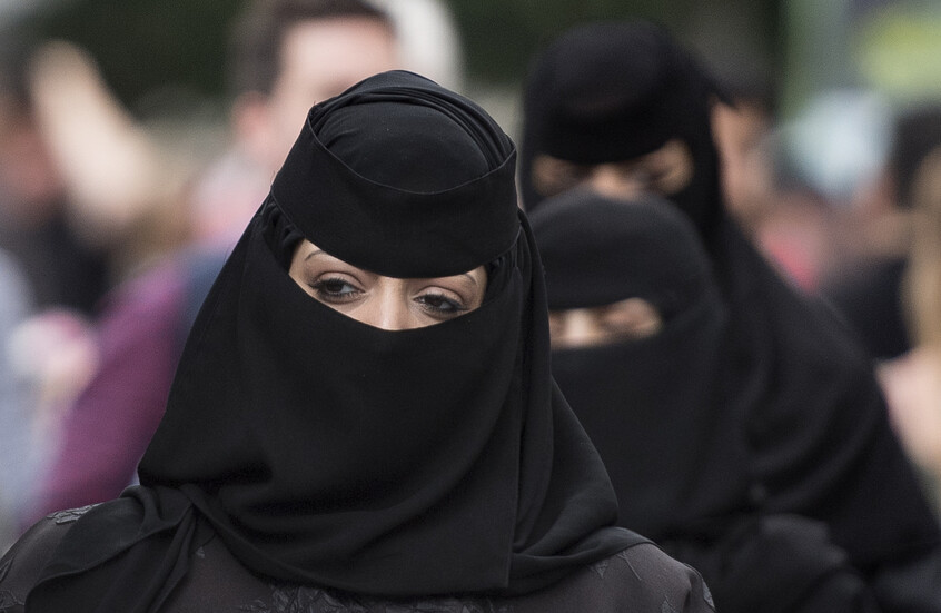 تقارير: حزب "المحافظين" البريطاني يدرس حظر البرقع في البلاد