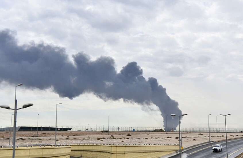 تصاعد الدخان من محيط مطار الكويت الدولي بعد استهداف أحد خزانات الوقود