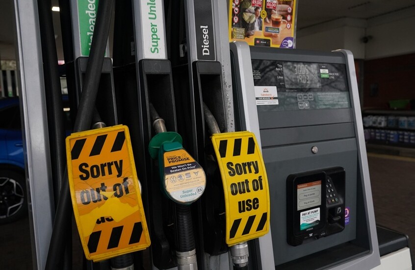 من هرمز إلى محطات الوقود.. كيف أشعلت الضربات الأمريكية الإيرانية غضب الأستراليين؟