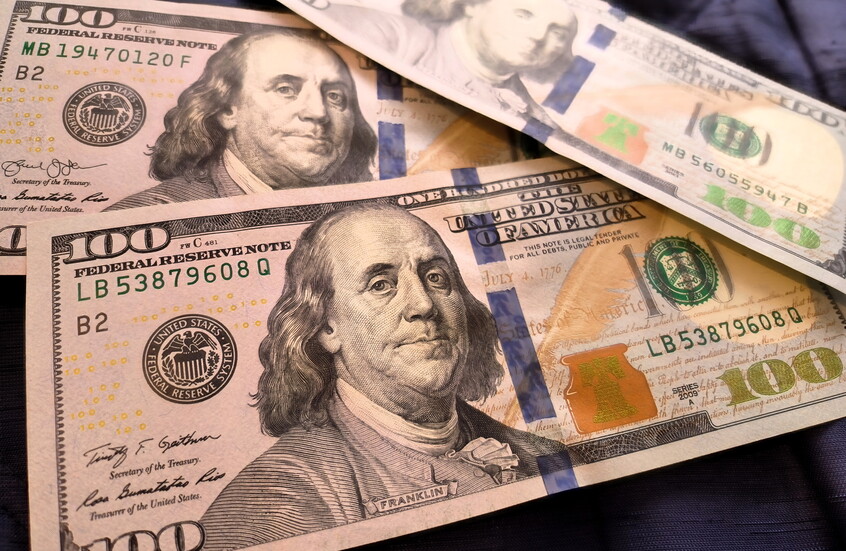 الدولار يحافظ على توازنه مع تصاعد القلق من حرب طويلة في الشرق الأوسط