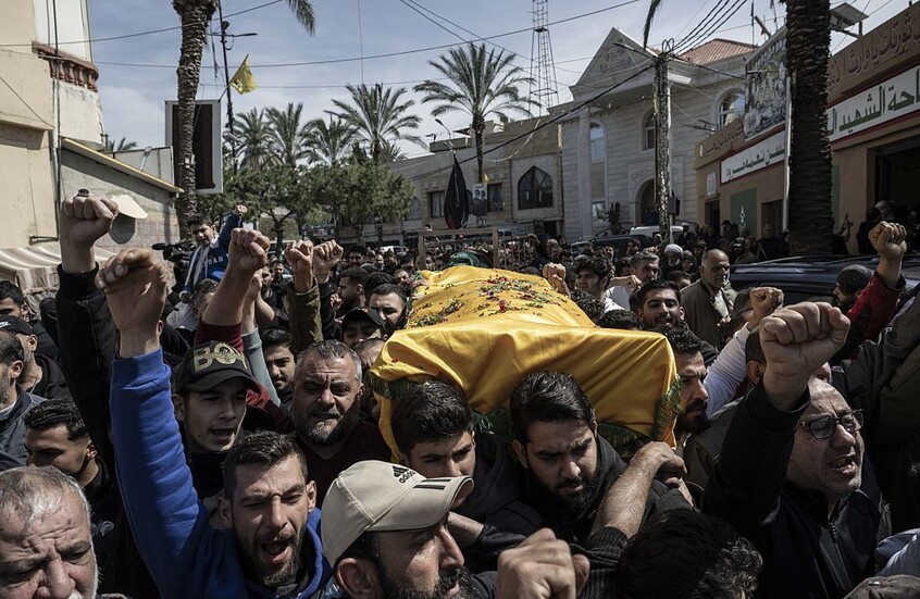 الجيش الإسرائيلي: استهدفنا عناصر في "حزب الله" تنكروا بزي مسعفين في جنوب لبنان