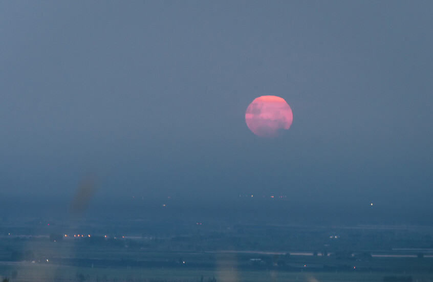 قمر وردي ومذنب يلامس الشمس.. 8 ظواهر فلكية تزين السماء طوال شهر أبريل