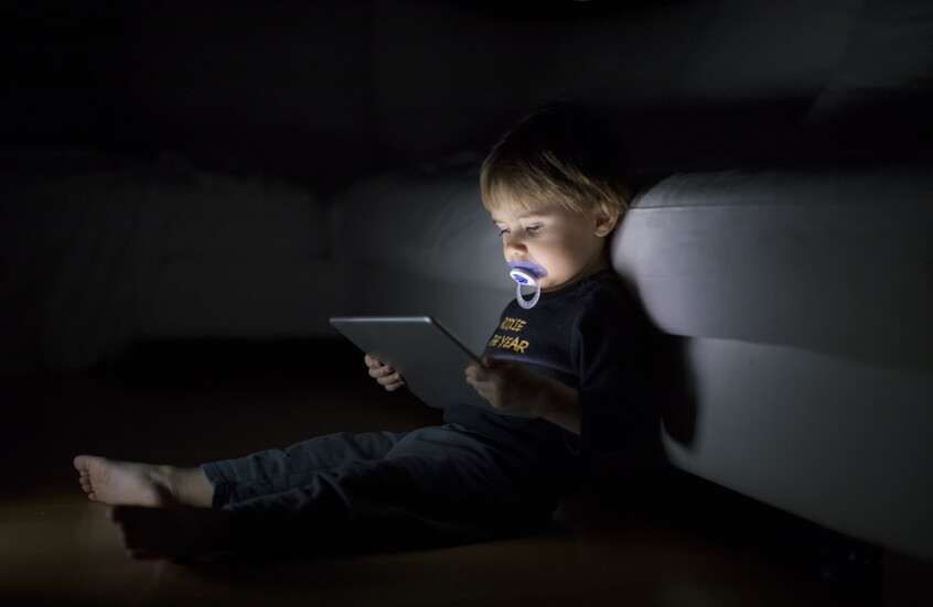 7 طرق تضر بها الشاشات صحة طفلك
