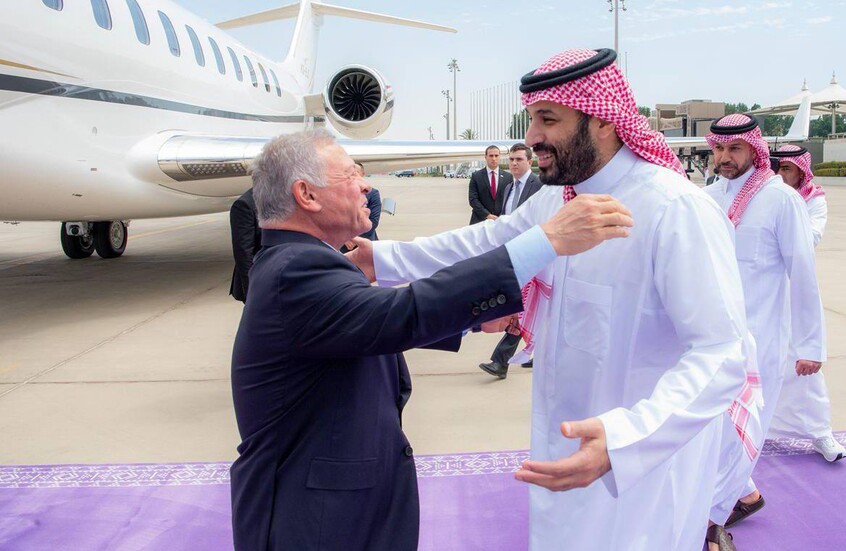 ملك الأردن يصل إلى جدة وولي العهد السعودي في مقدمة مستقبليه