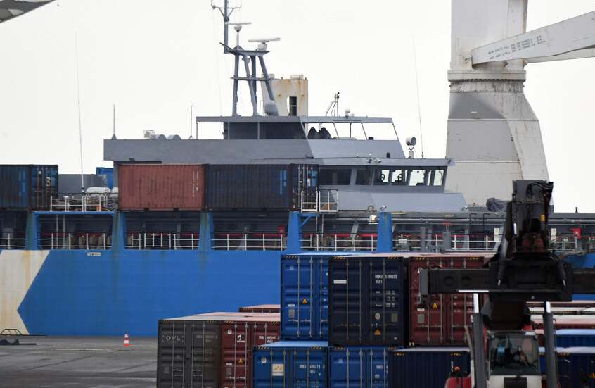 هيئة بحرية: سقوط مقذوفين في محيط سفينة قرب السعودية