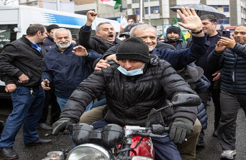 الرئيس الإيراني مسعود بيزشكيان يشارك في مسيرة يوم القدس في طهران في 13 مارس الماضي.