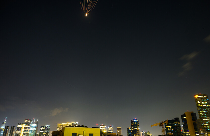 موجة صاروخية إيرانية ثانية تضرب إسرائيل خلال دقائق وأصوات انفجارات تدوي في الوسط وتل أبيب