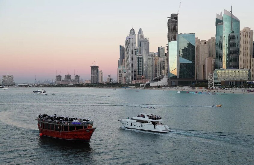 اندلاع حريق على متن ناقلة نفط قبالة دبي إثر استهدافها بمقذوف مجهول