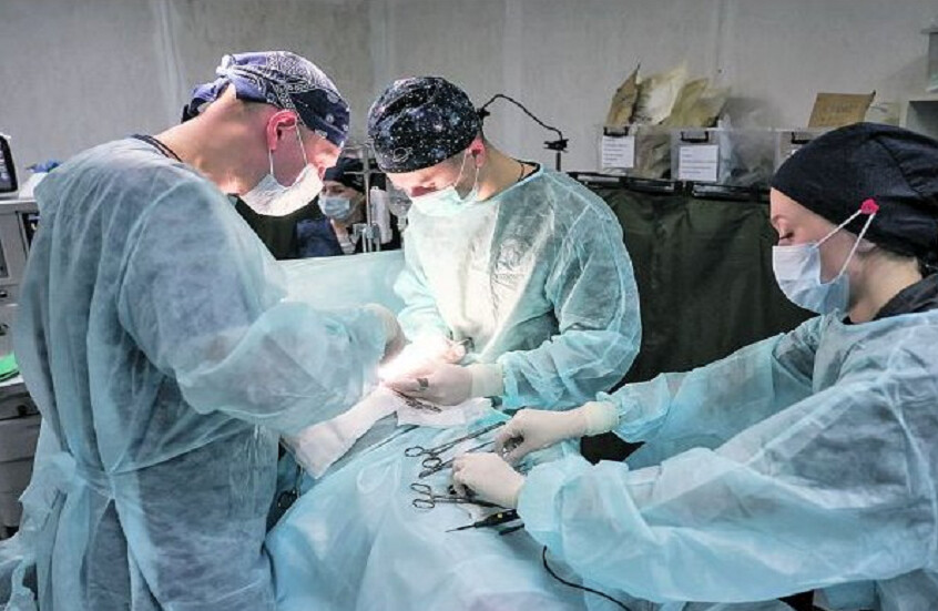 بعد 50 دقيقة من توقف القلب.. جندي يعود للحياة بفضل جهود طبيب روسي