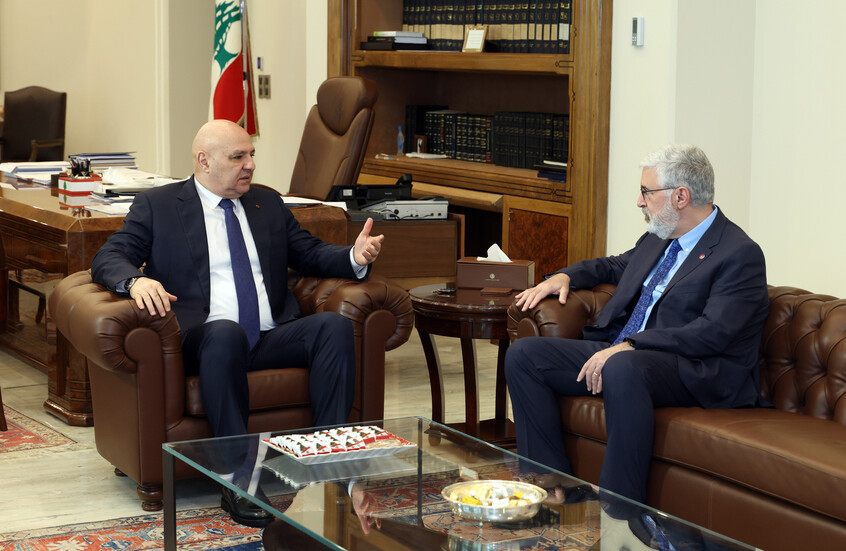 بعد التهديدات الإيرانية.. عون يطمئن على أمن الجامعة الأمريكية في بيروت