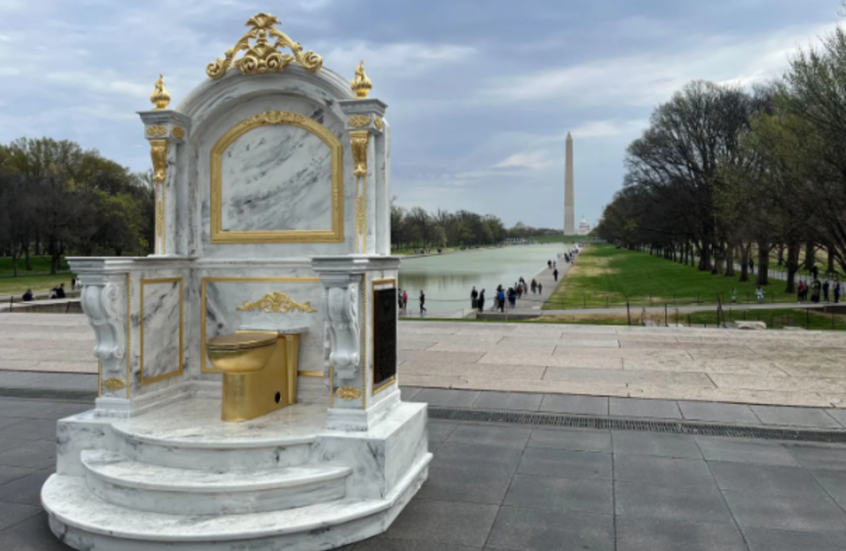 مرحاض "ذهبي" في واشنطن.. عمل فني ساخر ينتقد ترامب