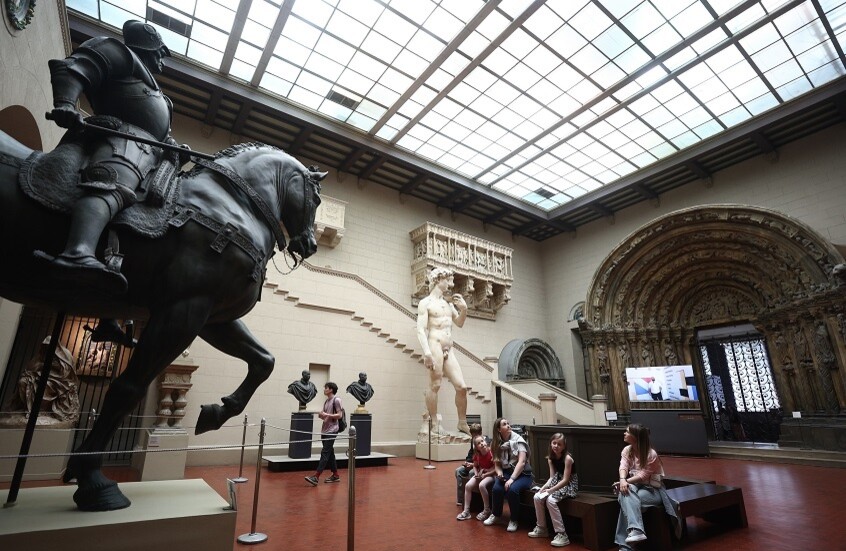 روسيا. موسكو. زوار خلال جولة في متحف بوشكين الحكومي. من الأرشيف