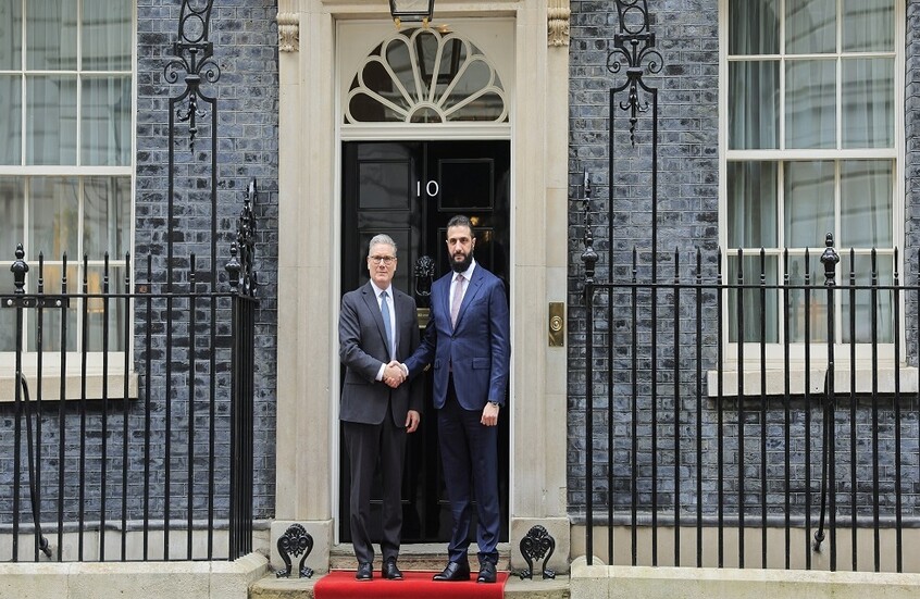 الشرع وستارمر يبحثان تعزيز العلاقات الثنائية بما يحقق المصالح المشتركة للبلدين (فيديو)