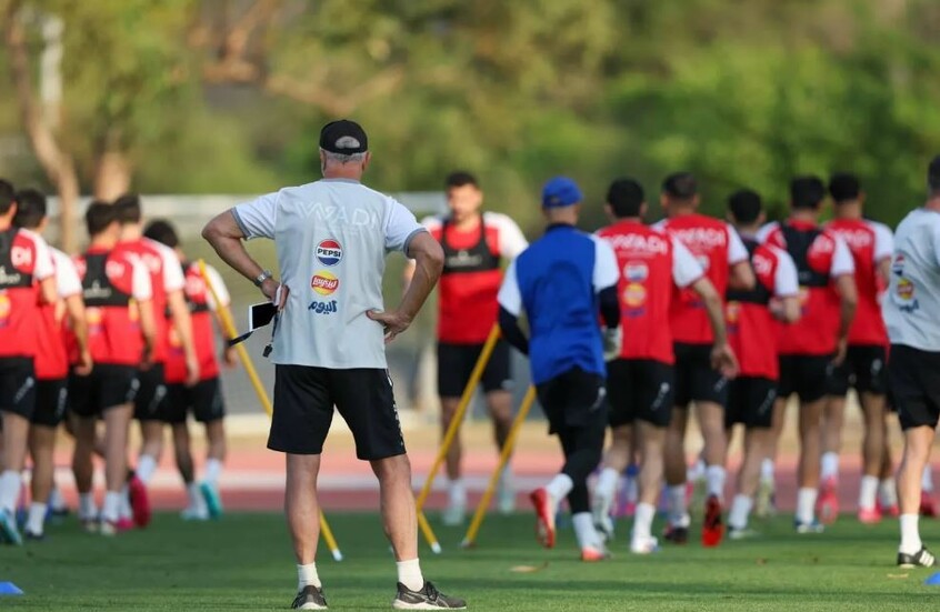 مدرب العراق يبعد لاعبيه عن أخبار النزاع في الشرق الأوسط