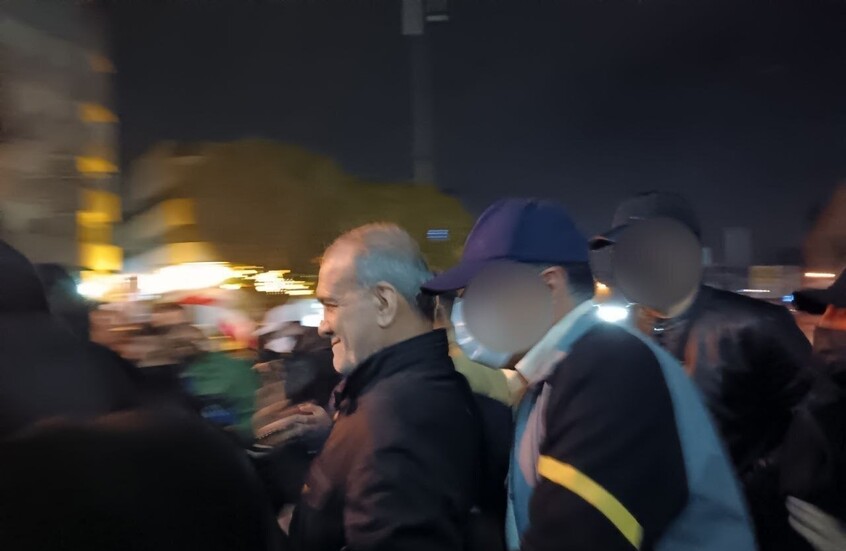 الرئيس الإيراني ووزير الخارجية يتجولان في طهران خلال احتفالات تأسيس الجمهورية الإسلامية (فيديوهات)