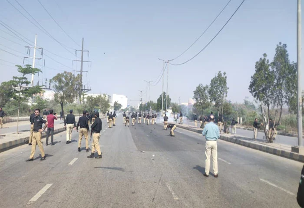 قتلى وجرحى باقتحام القنصلية الأمريكية في كراتشي غضبا على مقتل خامنئي (فيديوهات)