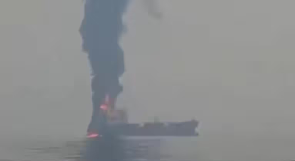 "سكاي لايت" تغرق بعد استهدافها في مضيق هرمز (فيديو)