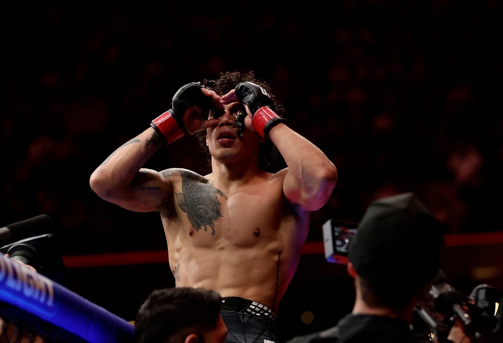 مقاتل يكتسح خصمه وينال 100 ألف دولار مكافأة بعد أن كان على حافة الهاوية (فيديو)