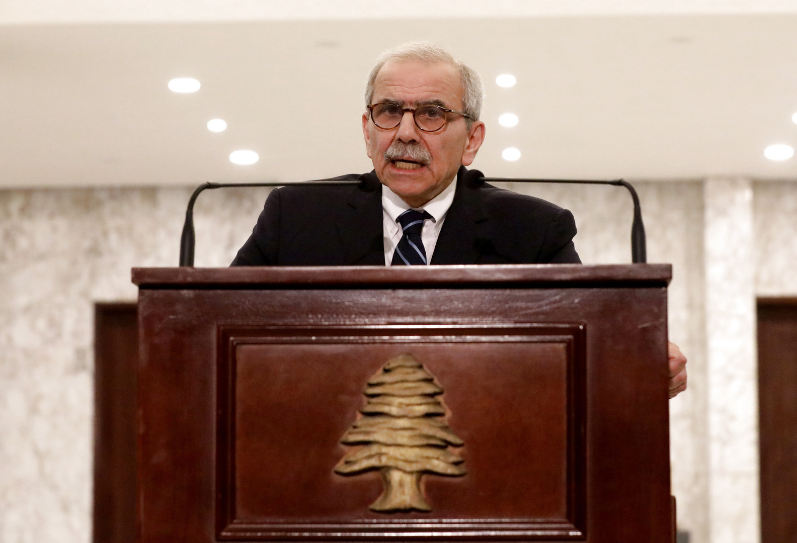 الحكومة اللبنانية  تحظر نشاطات "حزب الله" وتطالب الجيش بحصر سلاحه بكافة الوسائل