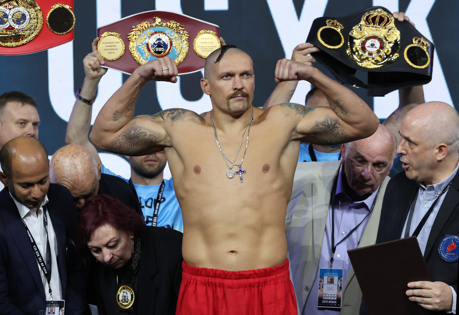 من حلبة الملاكمة إلى قصر الرئاسة.. أوسيك يعلن ترشحه لرئاسة أوكرانيا