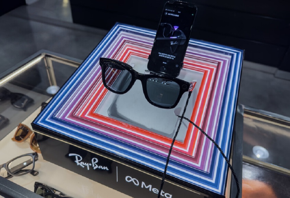 أسرار حياتك أمام عيون الموظفين.. فضائح نظارات Meta!