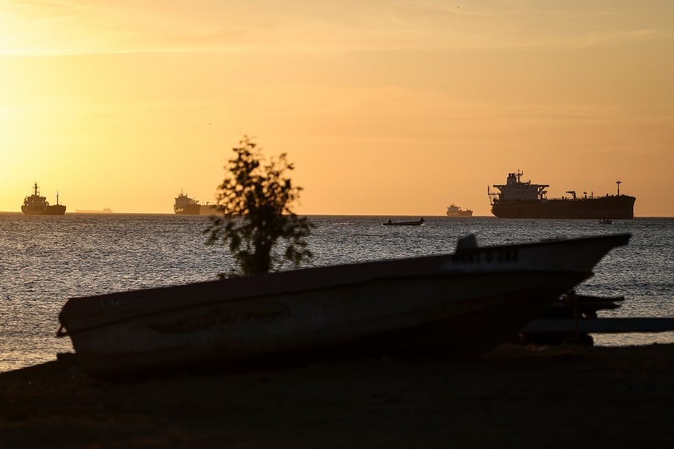 تسرب نفطي إثر انفجار كبير في ناقلة متوقفة قبالة ‌سواحل الكويت