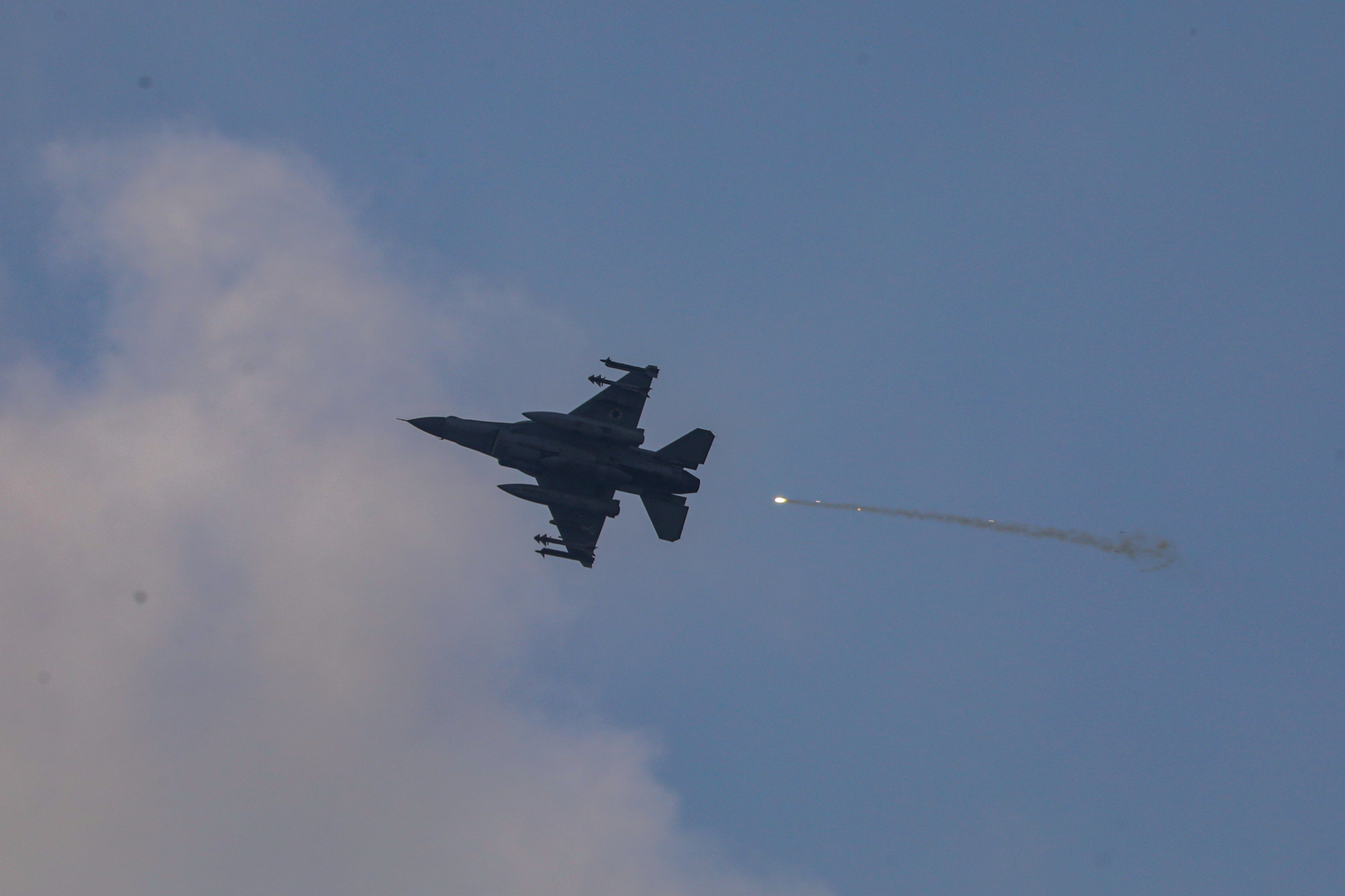 الجيش الإسرائيلي يعلن شن موجة جديدة من الهجمات على البنى التحتية في جميع أنحاء طهران