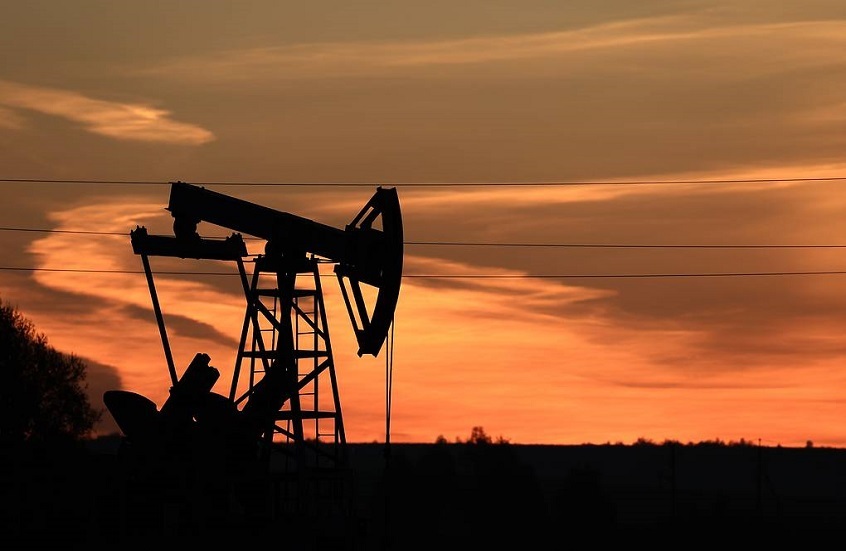 "الغارديان": أسعار النفط قد تتجاوز 100 دولار للبرميل خلال أيام وسط اضطرابات في الإمدادات