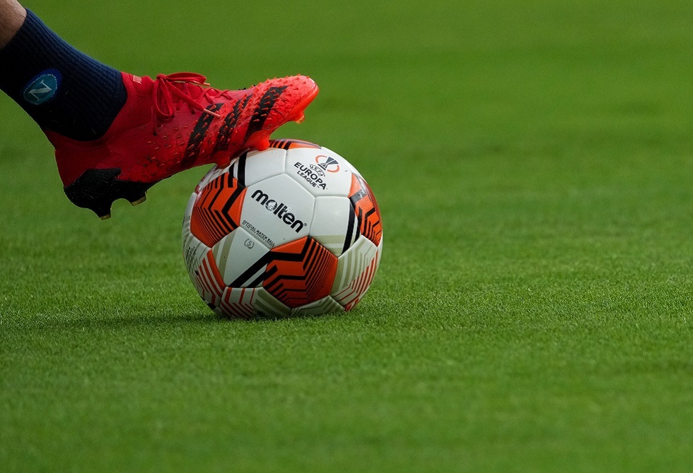 لاعب يتعرض للطعن في "منطقة حساسة" من شقيق خصمه داخل ملعب لكرة القدم