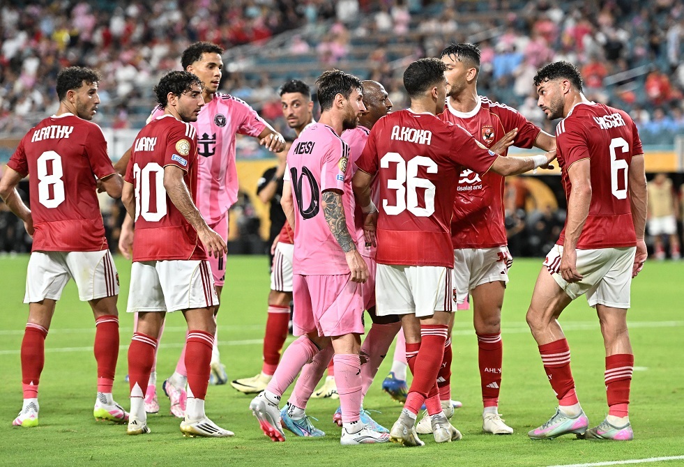 مناطحة "الرؤوس".. المصري ياسر إبراهيم يكشف سبب مشادته مع ميسي (فيديو)