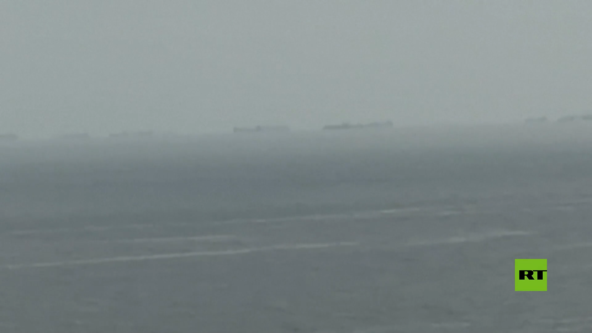 الإمارات.. سفن تصطف بالقرب من رأس الخيمة على خلفية إغلاق مضيق هرمز