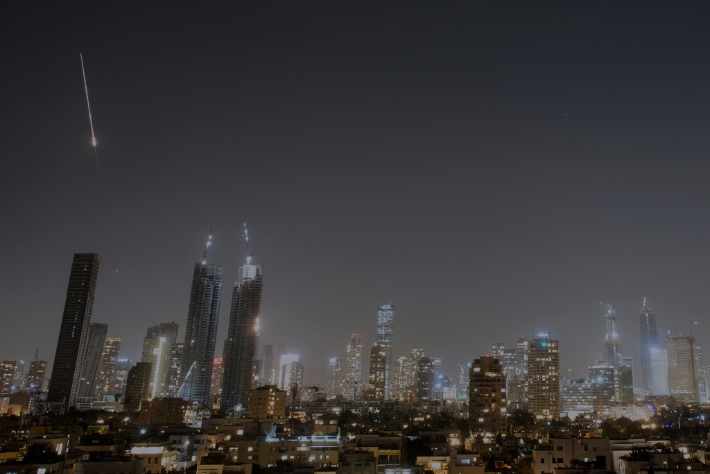 إسرائيل تحت النار .. هجوم صاروخي ضخم ومتواصل ومدمر من إيران