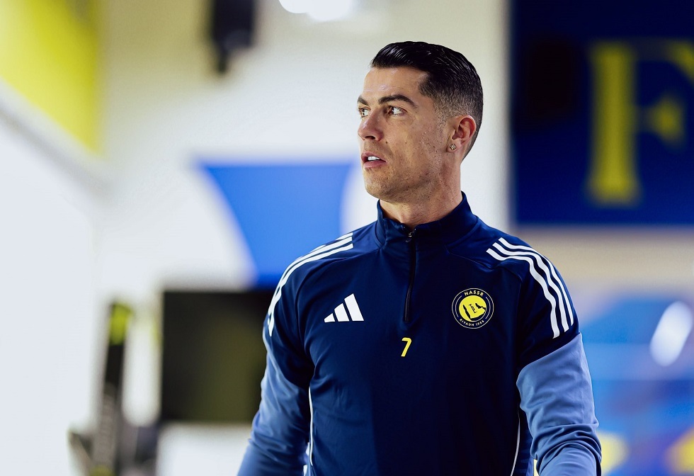 بقميص عليه كلمة لعلامة تجارية.. كريستيانو رونالدو يظهر في مطعمه بمدريد (فيديو)