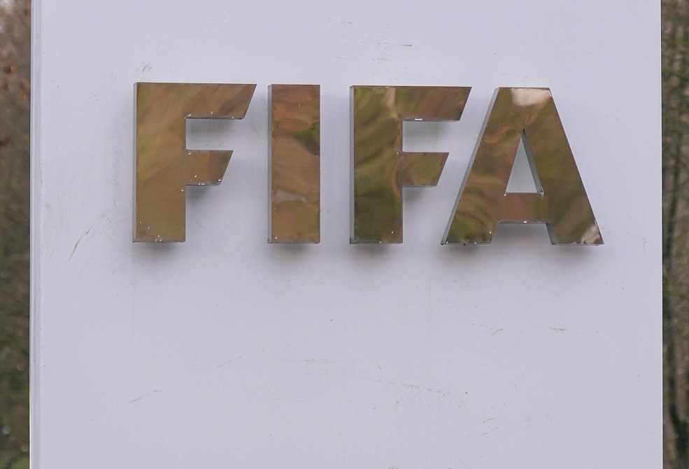 دليل لتعليم أولياء أمور اللاعبين.. "فيفا" يحظر تقاضي عمولات تمثيل اللاعبين وسقف مالي للأتعاب