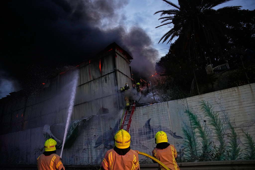 اسرئيل تتعرض لهجوم صاروخي مزدوج من إيران وحزب الله (تحديث مستمر وفيديوهات)