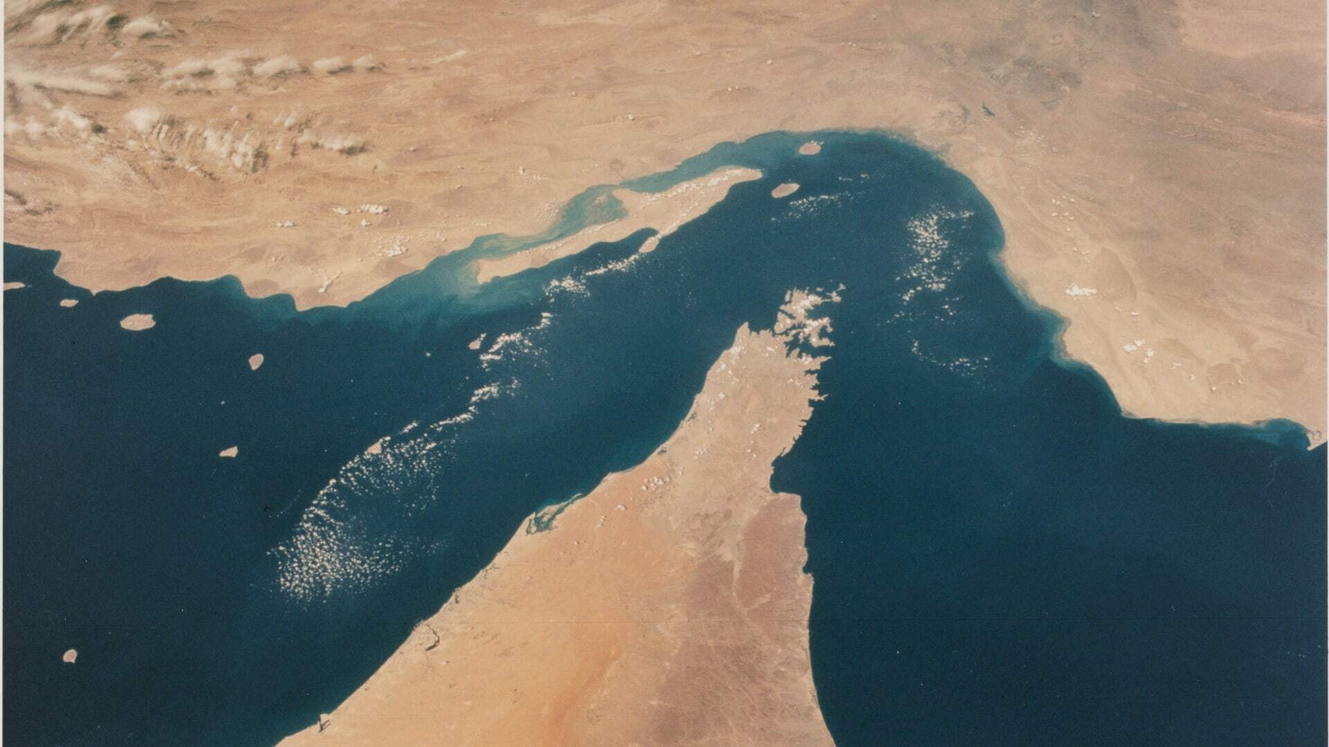 إيران تربط أمن الخليج وفتح مضيق هرمز بالانسحاب الأمريكي: لا أمن بدون رحيلهم!