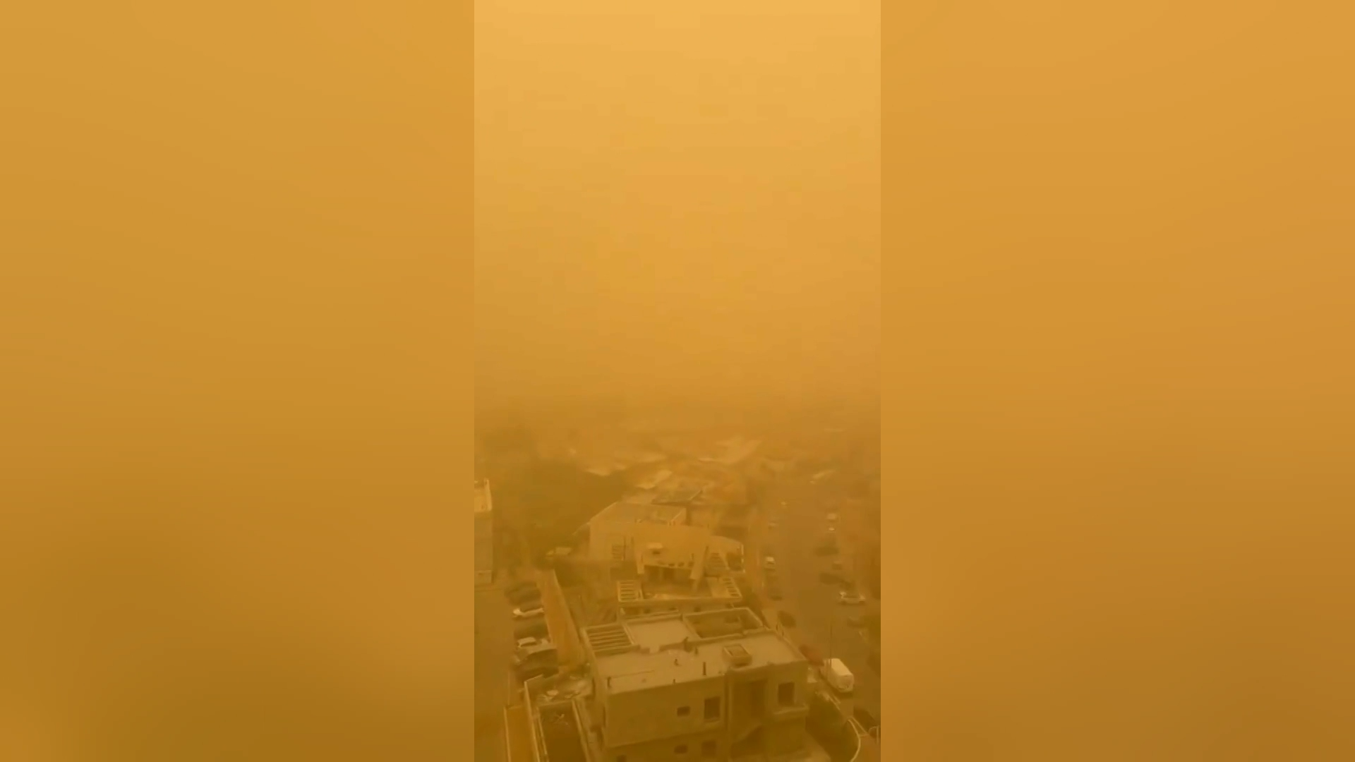 عاصفة رملية تضرب قطاع غزة (فيديو)